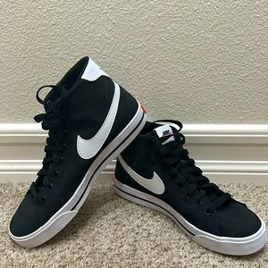 Nike
Women's Court Legacy Mid Canvas Sneaker